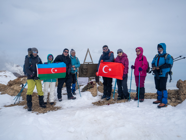 azerlotereya-nin-bir-qrup-emekdasi-heyder-zirvesi-ne-yurus-edib-video